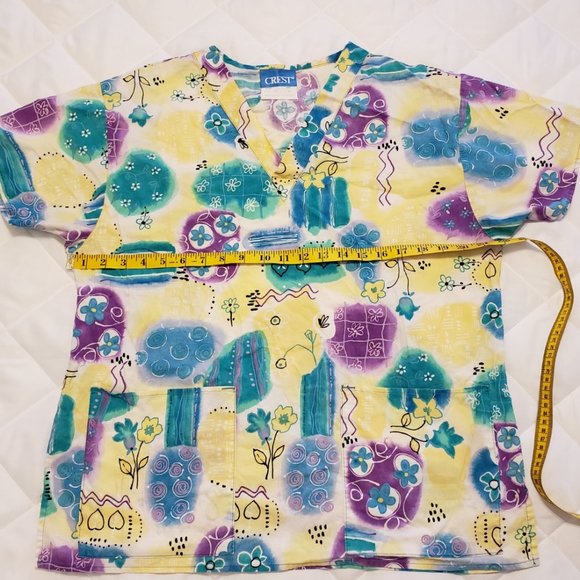 Crest Medium Scrub Top- Floral Pattern - Picture 4 of 8